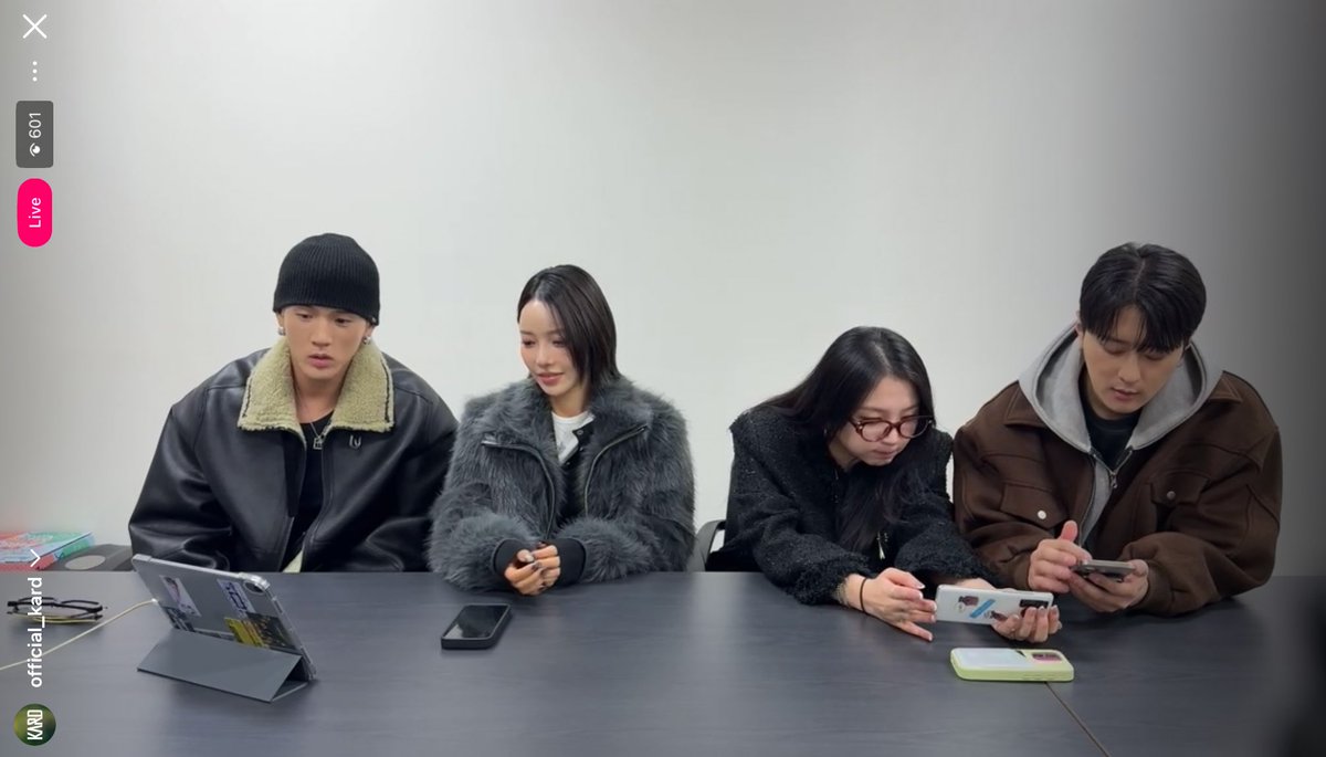 #KARD มาไลฟ์แล้วค่ะ

🔗 instagram.com/official_kard/…