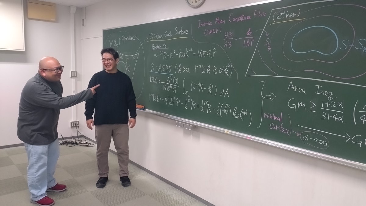 NU_GS_Science's tweet image. ー大学の日常ー

取材・撮影の一コマ。

#数理学科 の #泉圭介 先生(右)と、#KMI の #高橋将太 さん(左)。
楽しく談笑中！

黒板は、泉先生の #一般相対性理論 の #数理研究 の内容です。

#名大 #理学