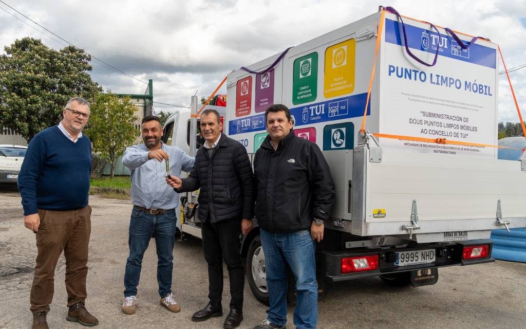 Tui aposta polo vehículo eléctrico e puntos móbiles -  novasdoeixoatlantico.com/tui-aposta-pol… 

Tui | O Concello de Tui aposta polo medio ambiente coa incorporación dun vehículo 100% eléctrico e de dous puntos limpos móbiles que supuxeron un investimento de 120.939,50 €. O alcalde de Tui, ...