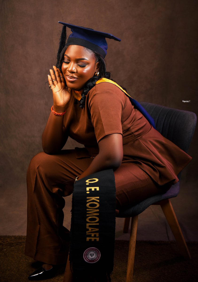 ArikeOnibata's tweet photo. Here's to making Lemonade out of lemons.

Ladies and gentlemen, meet

O. E. Komolafe 
(Second Class Honors, Upper division)
Bsc. Psychology, 
University of Ibadan. https://t.co/uIiTOF07eU