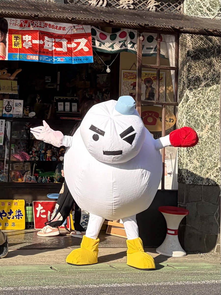 kobaQt2's tweet image. cosplay
クレヨンしんちゃんヘンダーランドの大冒険/ス・ノーマン・パー

映画4作目に登場する知略家の悪役だけど、彼は映画7作目の同時上映アニメにも街中で暴れる巨大怪獣として再登場しており、ボイスなしでガワだけ復活流用されるという特撮ムーブなキャラでもある