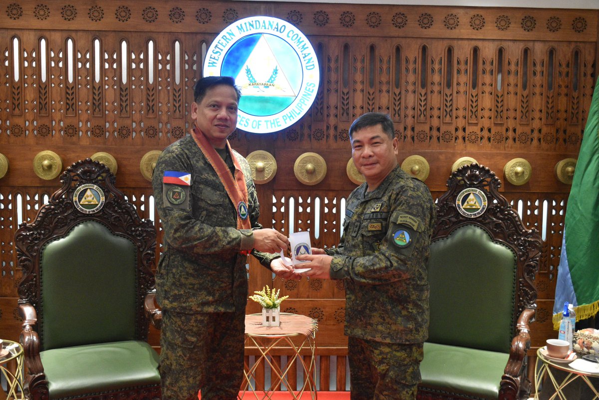 CPIO_WestMinCom's tweet photo. WestMinCom Welcomes Newly Appointed JTF Central Commander and CMOR Chief

Camp Navarro, Calarian, Zamboanga City (November 12, 2025)—

Major General Donald Gumiran, Commander of the Western Mindanao Command..Read more:https://t.co/CYQ80GAuvL https://t.co/86FBivrl3v