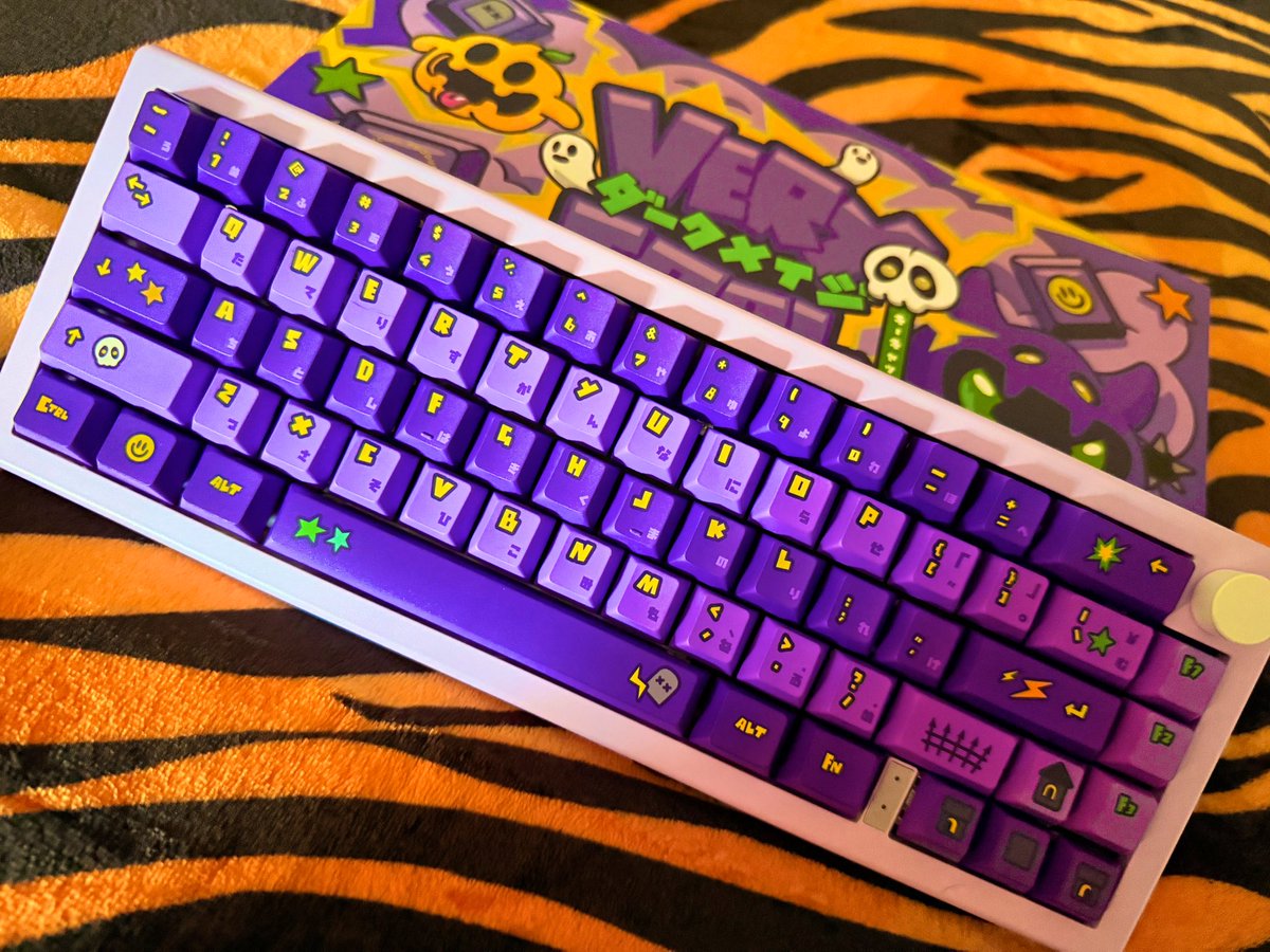 percivoreart's tweet image. Made my first keyboard !!! 
Base kit from junookeebs (on insta) 
And key caps from @coolshirtz 💜 and thank you fated for gifting them to me!