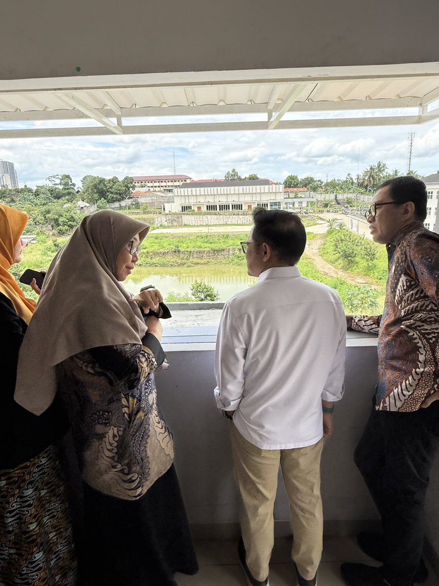 cakimiNOW's tweet photo. Lebih dari 90% lulusan @smksmakbogor langsung terserap industri.

Ada yang lanjut kuliah, ada juga yang kerja sampai luar negeri, Jepang, Belanda, sampai Australia.

Inilah bukti nyata: kalau pendidikan vokasi dijalankan dengan benar, hasilnya bisa langsung terasa. Lulus, siap kerja, siap berdaya.

Bareng Wamen Perindustrian Faisol Riza, saya lihat sendiri bagaimana sekolah dan industri benar-benar jalan bareng. Link and Match benar benar berjalan dengan baik.

Model seperti ini akan kita dorong secara nasional lewat program SMK Go Global, yang mulai dijalankan akhir tahun ini.

Kita siapkan generasi muda bukan hanya bekerja, tapi juga untuk mampu bersaing di level global.