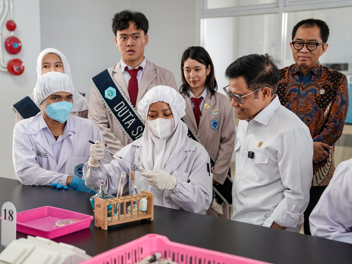 cakimiNOW's tweet photo. Lebih dari 90% lulusan @smksmakbogor langsung terserap industri.

Ada yang lanjut kuliah, ada juga yang kerja sampai luar negeri, Jepang, Belanda, sampai Australia.

Inilah bukti nyata: kalau pendidikan vokasi dijalankan dengan benar, hasilnya bisa langsung terasa. Lulus, siap kerja, siap berdaya.

Bareng Wamen Perindustrian Faisol Riza, saya lihat sendiri bagaimana sekolah dan industri benar-benar jalan bareng. Link and Match benar benar berjalan dengan baik.

Model seperti ini akan kita dorong secara nasional lewat program SMK Go Global, yang mulai dijalankan akhir tahun ini.

Kita siapkan generasi muda bukan hanya bekerja, tapi juga untuk mampu bersaing di level global.