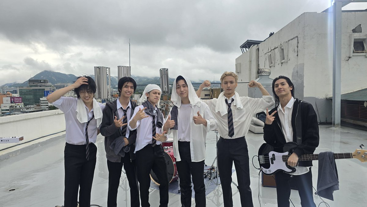 수능 치시는 빌런즈 있으시죠?
응원 차! 글을 써 내려가 봅니다.
얼마만큼의 긴장과 부담을 가지고 있는지 헤아릴 수는 없지만 아무래도 엄청 클 거라 생각해요. 하지만 긴장감 조금만 가지고 해야 뭐든 잘되는 것 같더라고요. 그러니 더욱 시험을 잘 치기 위해서는 필요 없는 부담감을 이겨내는 게