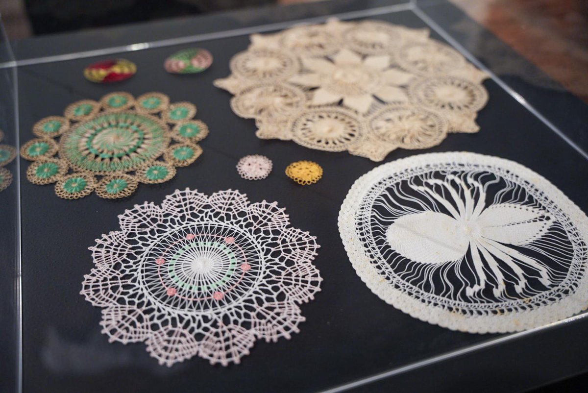 🪡 #ARTESANÍA 𝗘𝗹 𝗖𝗮𝗯𝗶𝗹𝗱𝗼 𝗶𝗻𝗮𝘂𝗴𝘂𝗿𝗮 𝘂𝗻𝗮 𝗲𝘅𝗽𝗼𝘀𝗶𝗰𝗶𝗼́𝗻 𝗱𝗲𝗱𝗶𝗰𝗮𝗱𝗮 𝗮 𝗹𝗮 𝗿𝗼𝘀𝗲𝘁𝗮, 𝘁𝗲́𝗰𝗻𝗶𝗰𝗮 𝗮𝗿𝘁𝗲𝘀𝗮𝗻𝗮𝗹 𝗱𝗲𝗰𝗹𝗮𝗿𝗮𝗱𝗮 𝗕𝗶𝗲𝗻 𝗱𝗲 𝗜𝗻𝘁𝗲𝗿𝗲́𝘀 𝗖𝘂𝗹𝘁𝘂𝗿𝗮𝗹 (𝗕𝗜𝗖).

👉🏽 Está compuesta por 𝗺𝗮́𝘀 𝗱𝗲 𝟲𝟬