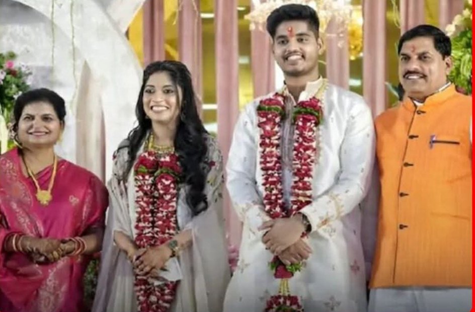 P0LITICAL_ADDA's tweet image. मध्यप्रदेश के मुख्यमंत्री डॉ. मोहन यादव अपने छोटे बेटे डॉ. अभिमन्यु यादव की शादी सामूहिक विवाह सम्मेलन में करा रहे हैं।दुल्हन डॉ. इशिता यादव, खरगोन के किसान परिवार से हैं।शादी 30 नवंबर को उज्जैन के होटल अथर्व में होगी। 
#mohanyadav #MadhyaPradesh