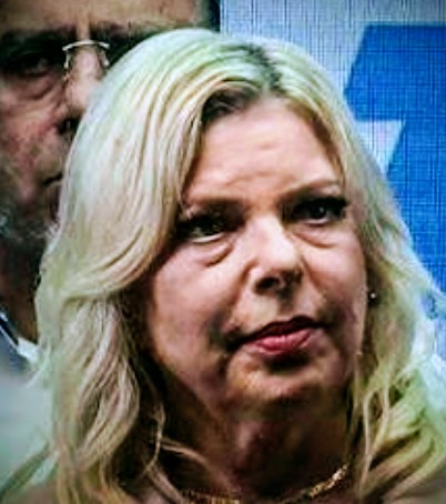 כמעט בכל שבוע אני מקבל עוד ועוד עדויות על הפשעים של שרה נתניהו, ולכן אני רוצה להסביר את התופעה הזאת ממקור ראשון, מהאנשים שהיו שם וראו את הכל:

שרה נתניהו היא קודם כל פושעת ועבריינית מורשעת. עלילות טבריה, סיפורי התכשיטים, וארגזי השמפניה הם  המשך ישיר של המתנות שנעלמו, ושל אין סוף