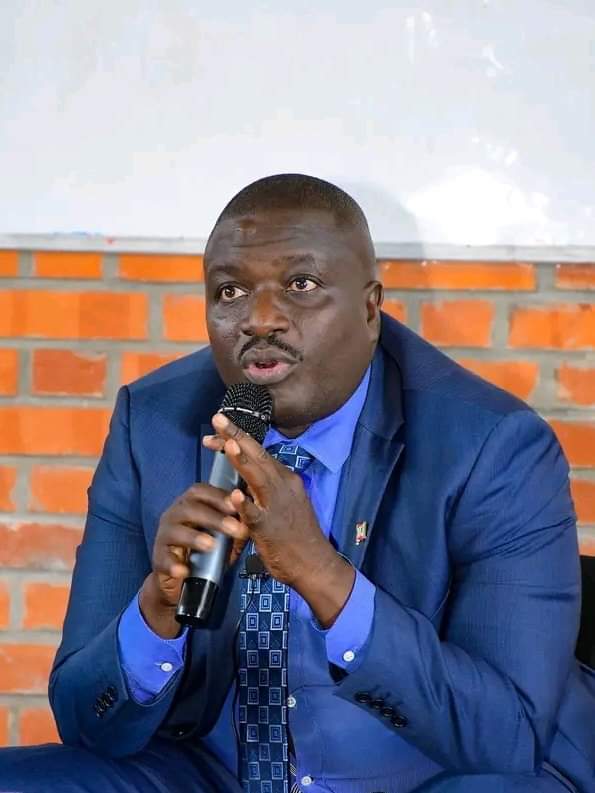 IrisNews_'s tweet photo. 🤷‍♀️ "Nk'aha wosanga Faustin Ndikumana afise konti i Luxembourg! Tureke kuvuga kugira turonke views" - Alain Ndikumana, uushikiranganji w'ikigega ca Reta 

👆🏻 Ako ni akarorero umushikiranganji w'ikigega ca Reta yatanze mu kubwira abaguma bavuga ko hari ibibuze mu gihe abari bajejwe gushira ibintu mu buryo aribo nyene batuma bidatora umurongo. 

🗓️ Hari muri ya nama yo kuri uyu wa kabiri igenekerezo rya 11 Munyonyo 2025, yo kwemeza icegeranyo cakozwe n'igisata CNRF kiraba ibijanye n'ubutunzi budasiguritse. 

💬 Ndikumana agira ati : "Nta muntu n'umwe adakoma induru ngo habuze amadorare. None ikawa mwayicishije ku ruhande, ubutare mutabuzanye ayo madorare azova he ? Mwese mwicaye hano mubifisemwo uruhara : OBR irimwo, SODECO, Umupolisi,... tout le monde !"

❓ Abaza ati "None itoni 16 zafatiwe ku mupaka vyagenze gute abo bose nimba bariko barakora ? "

📻 Yongera ati : "Aha mwese muzoca muja ku maradiyo. Aha uworaba nka Faustin Ndikumana wosanga afise konti i Luxembourg : ntaco dufitaniye nawe ariko tureke kuvuga gusa kugira turonke ama views. Umuntu buri ndwi asohora ibiganiro ariko uwomubaza ati uriko ukora iki wewe kugira ugabanye ibi bintu ntaco ashobora ku kwereka".

✍️ Alain Ndikumana avuga ko buri muntu wese akwiye kwiga no kumenya ko ari ngombwa gushira hamwe kugira tuve muri iyi "situation". Yibutsa ko uwahoze atwara Uburundi Sylvestre Ntibantunganya yokunda kuvuga ko "itako ry'uwundi riryoshe guterako umugere". Ngo iyo uriko uvuga uwundi biroroha.

🟢 Uyu mushikiranganji arerekana uko "umuntu yica iguhugu atabizi", ati :"Muri 2014, harabaye "enquête sur les ASBL" mu kwiga kuri PIB. Mu gihe ASBL zitanze ama-données atari yo bituma haba ingorane "sur la transparence". Gabriel Rufyiri (Olucome) ntiyishuye, APRODH,  Pacifique, Faustin Ndikumana (Parcem) ntibatwishuye, ama église vivantes, ..."

🧐 Ngo kwima ama données igihugu rero bituma kiba "sous estimé". Muri ico gihe naho bituma ivyo bariko baravuga vyose bitagenda neza.  

#Burundi #Ubutunzi #IrisNews