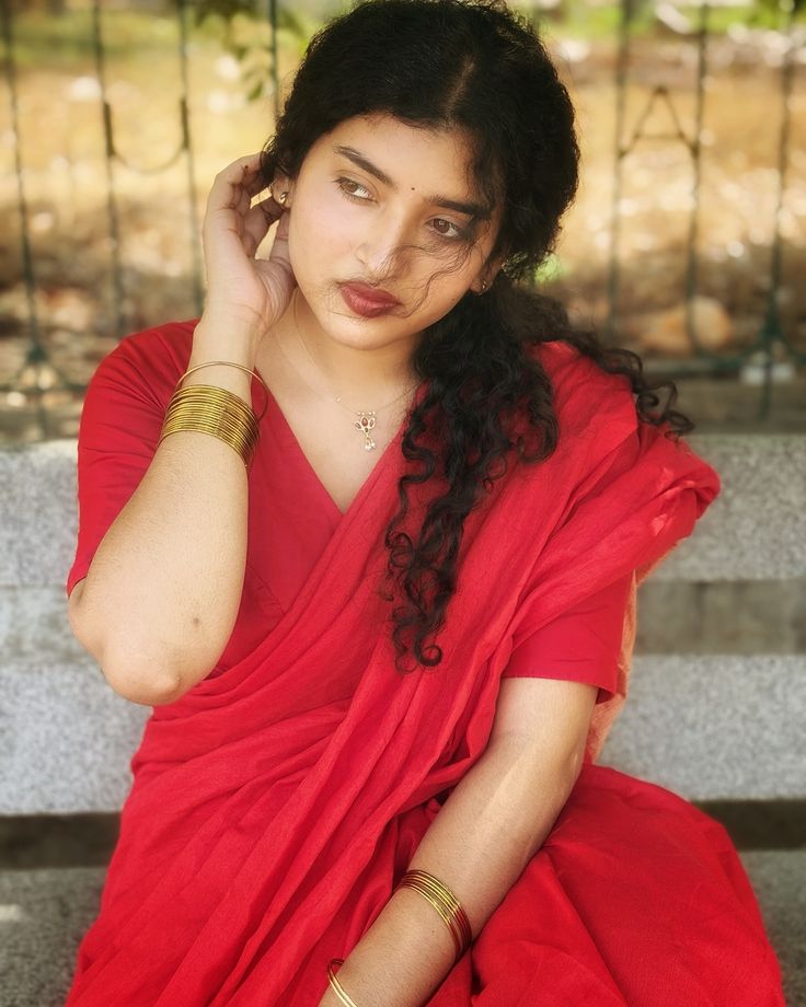 ज़रा सा भी जो तु बहका तो आफत छिप के बैठी है।
हर इक पागल के मस्तक में जराफ़त छिप के बैठी है।

जिसके चेहरे पे दिखती है मुसलसल बदतमीज़ी
उसी के दिल में तो असली सराफ़त छिप के बैठी है।

तराशे पत्थरों को देख, आ जाती लचक उनमें
सख़्त पत्थर के अंदर भी लताफ़त छिप के बैठी है।

तेरे सदके में