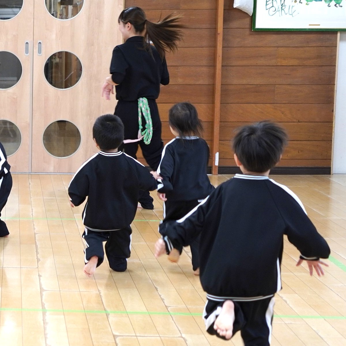 新潟市内のこども園で体づくり教室を開催💪

色々なトレーニングを実施している中で、こども達もとても楽しんでくれていましたよ！

ちなみに、先生方も参加してくれました！バランス感覚、さすがです👏

新潟柔整トレーナー部とこども達が関わる場面を見ていると、心がほっこりします✨

#柔道整復師