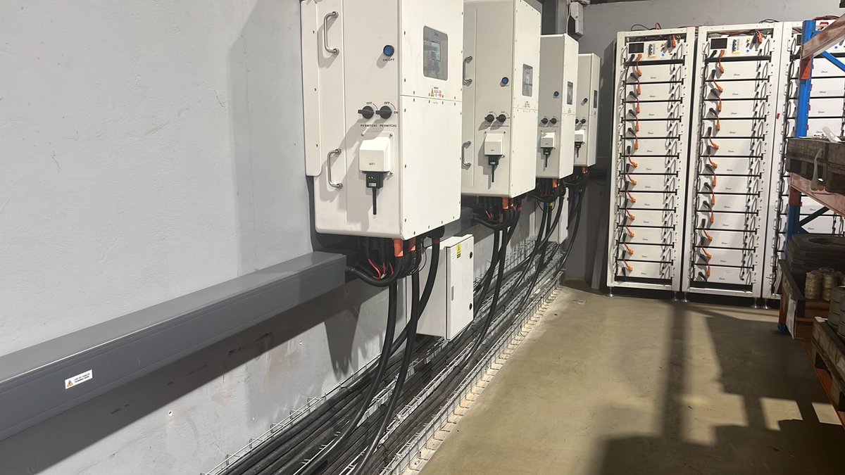 Microsec6's tweet photo. 120PV, 240kw inverting, 200kwh lithium battery storage💪🌞 https://t.co/rwgi2MrS4j