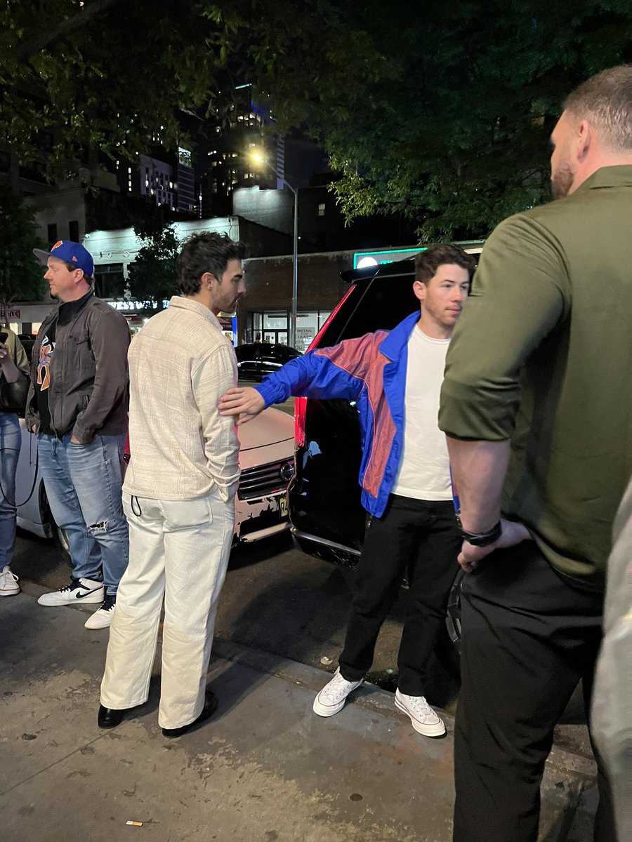 Niycoley_oley's tweet photo. @itsoktobefools Ik this vid was staged, but there is hope to have a completely unexpected and purely coincidental JoBro run-in just btw. I was on the way to get dinner after a show in nyc when Nick got out of a car 3ft in front of me to meet up w/ Joe who was leaving the restaurant to my left https://t.co/zuxD2SiMTd
