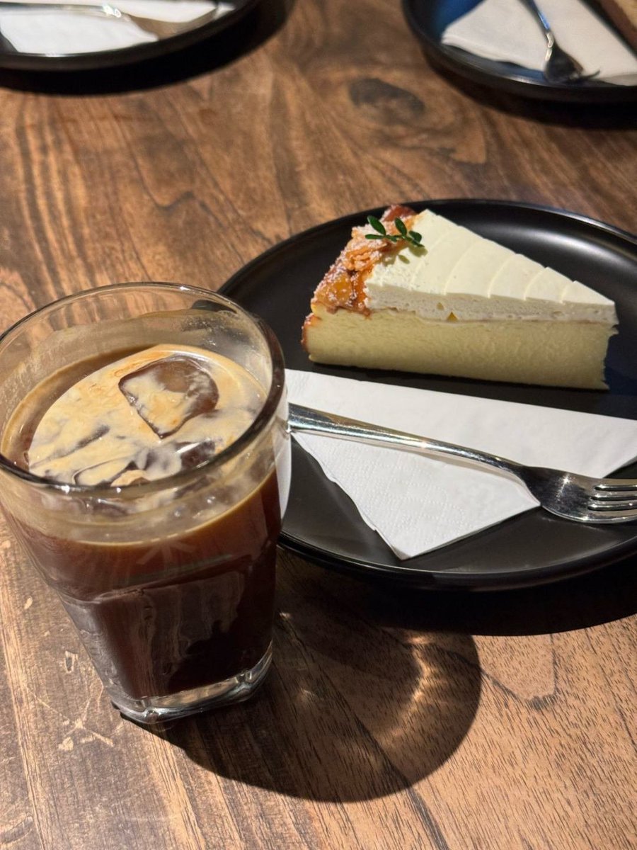 biazilisa's tweet photo. 今日はカフェでアイスコーヒーとケーキを楽しんできました！甘いケーキと冷たいコーヒーで、リラックスした時間を過ごしました☕🍰 
#カフェタイム #アイスコーヒー #ケーキ https://t.co/WLXHIGmkzd