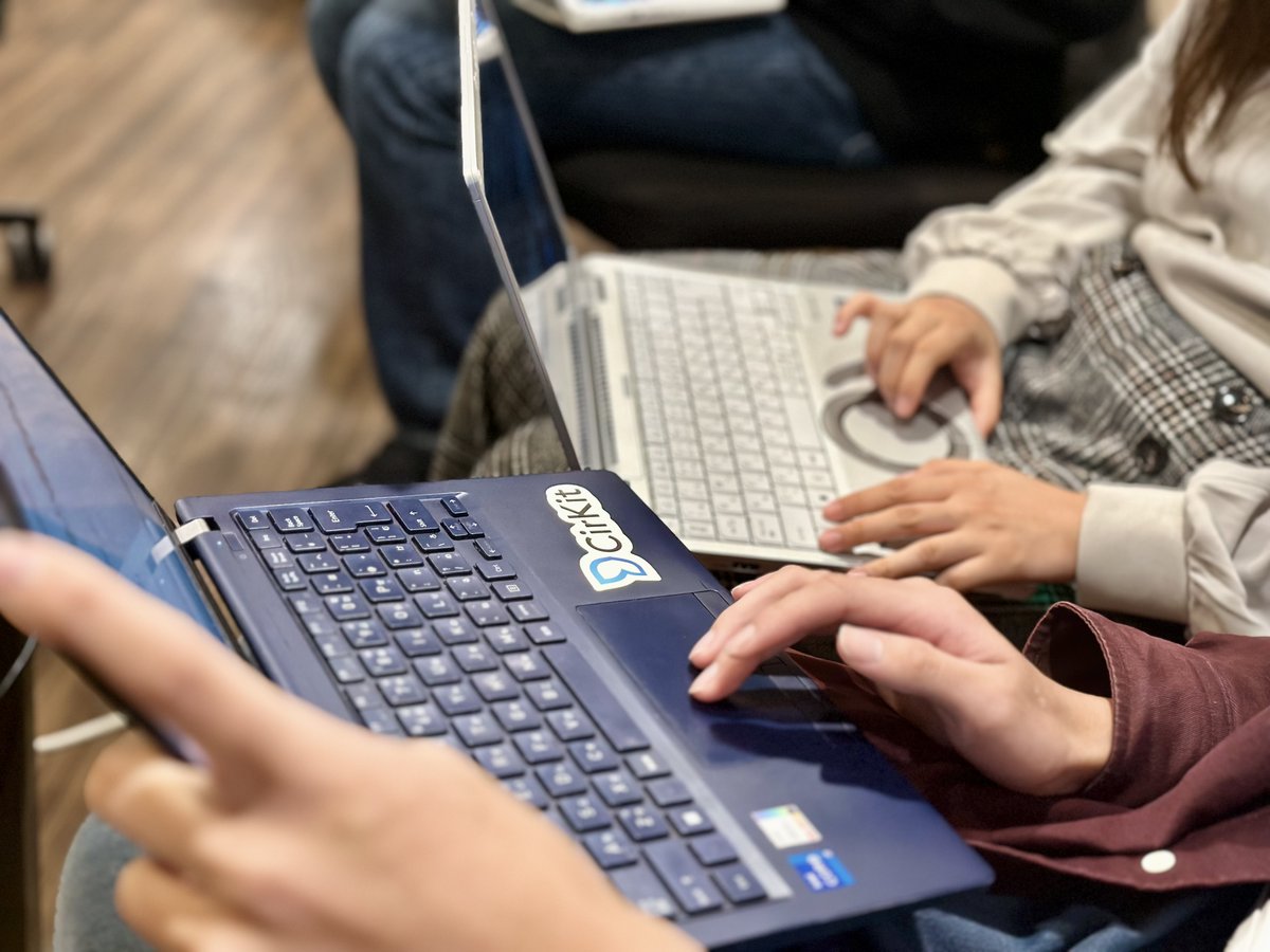 【📢SAKITO | 活動紹介】
 新メンバーも交えた一番最初のミーティング！！

🔷活動：オリエンテーションと研修

新しく加わったメンバーも2、3年生の先輩から手順を教わりながら作業を行っています！