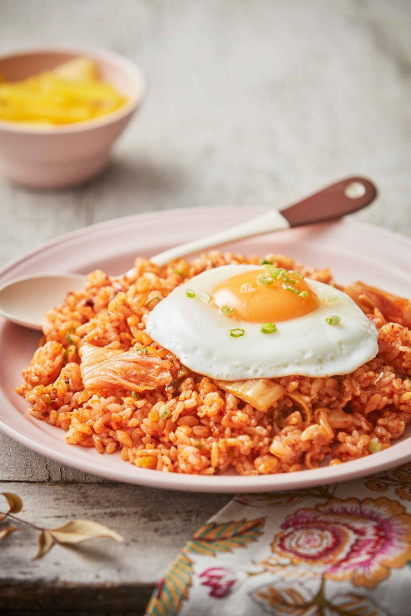 twittkto's tweet image. 11月22日は『#キムチの日』 今年は法定記念日に指定されて5回目の記念日。キムチの素材1つ1つ(11)が合わさり22の効能を作り出すことから、11月22日に制定されたそうです。ところでキムチはそのまま食べても美味しいですが、鍋に入れて煮込んだり、お肉と焼いて食べても美味しいですよね😋…