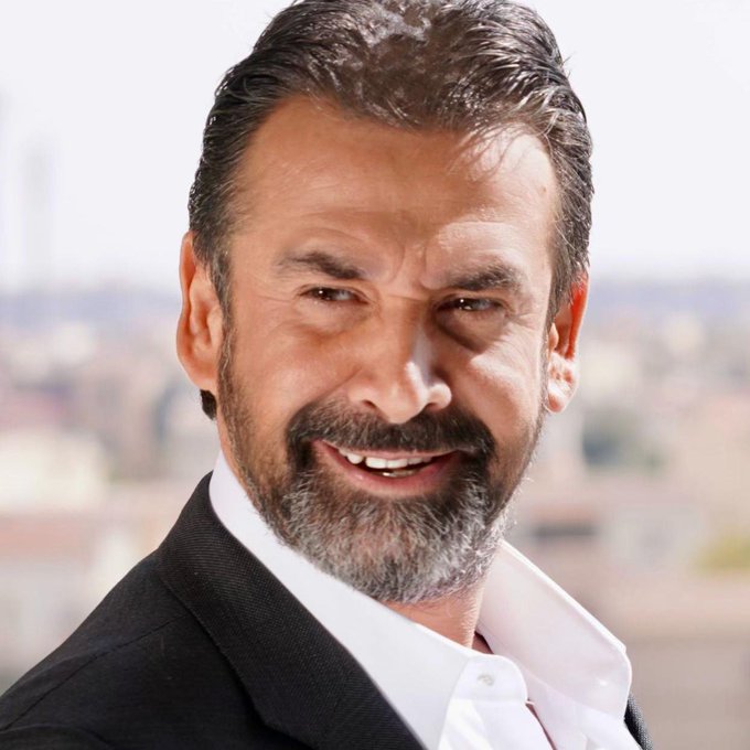 رسالة مؤثرة من كريم عبد العزيز إلى والده قبل تكريمه بافتتاح مهرجان القاهرة السينمائي. شاهدي 