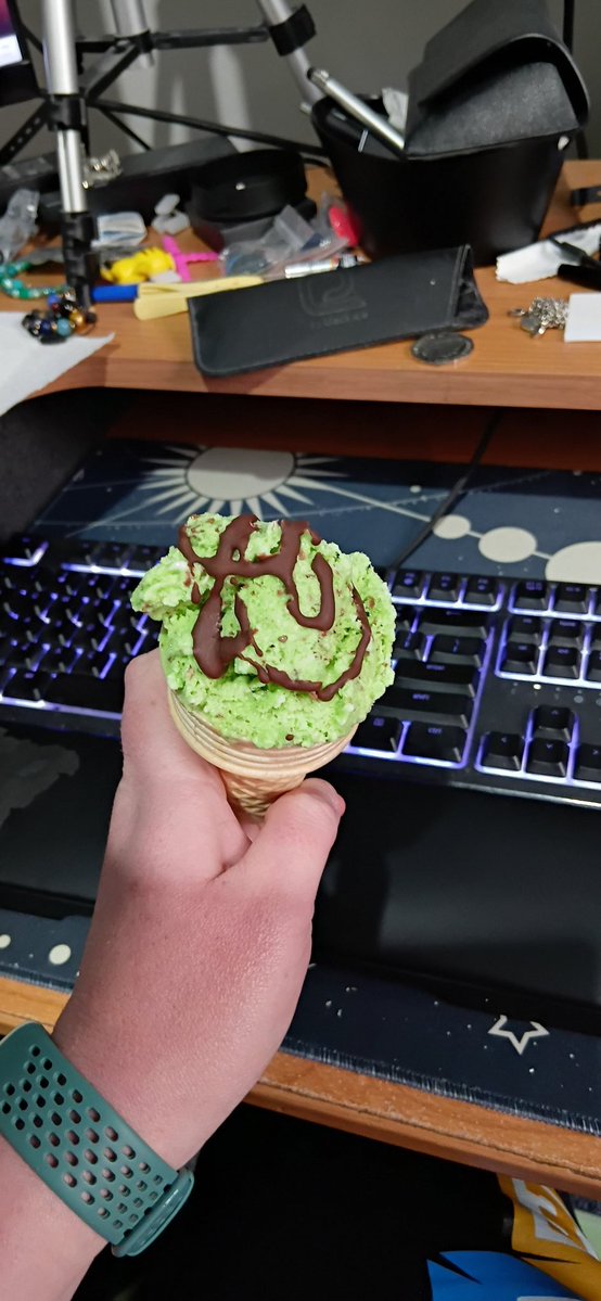 MagicMoshii's tweet image. Kid says its the second best ice cream ever. Might be exaggerating, but now I gotta fight him for it 🫠