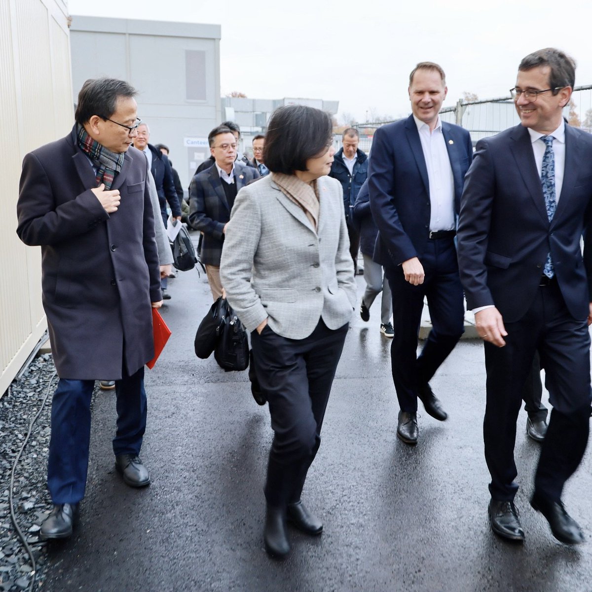 個子小小的。
但她的堅韌與能力，無比巨大。

#蔡英文 #貓英