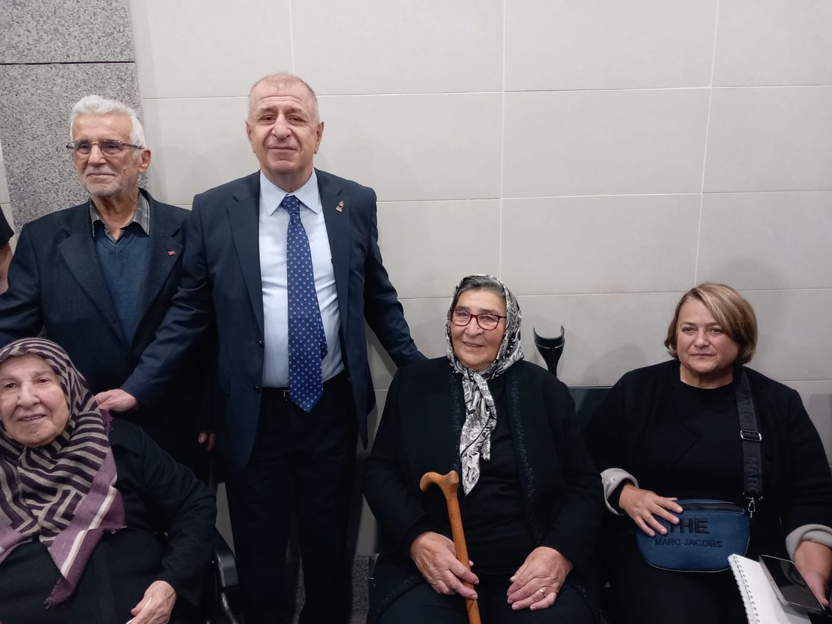 Orkun Özeller albayın duruşması için kapıda bekliyoruz. 

Orkun albayın annesi ve babası, şehit annesi Pakize ana ve Öcalan duruşmalarında bütün Türkiye’nin tanıdığı şehit eşi Yıldız hemşire mahkeme kapısındayız. 

Sadece bu fotoğraf Türkiye’nin sürüklendiği noktayı gösteriyor.