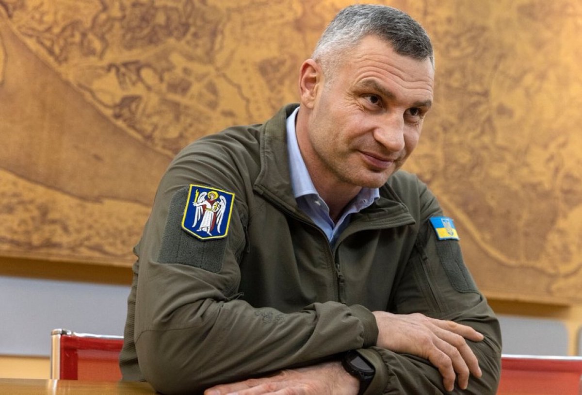 AlertaNews24's tweet image. 🇺🇦 | El alcalde de Kiev, Vitali Klitschko, advirtió sobre la escasez de soldados, afirmando que muchos hombres huyen al extranjero. Señaló que las fuerzas rusas atacan en “olas” implacables e instó a reducir la edad de reclutamiento de 25 a unos 22 años.