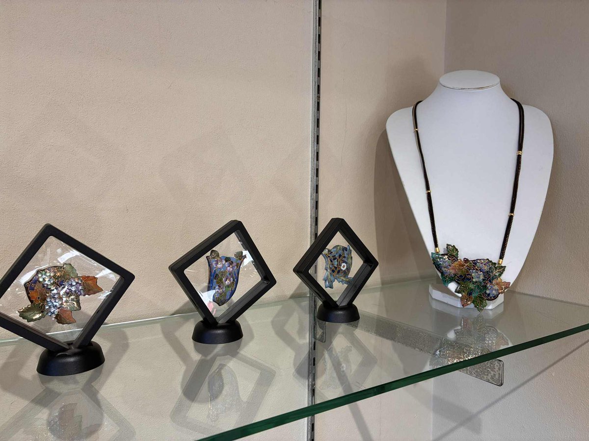 unclez_shop's tweet photo. 【お知らせ】
金沢の Cafe House さんさんごご にて、
アンクルゼットの七宝焼作品を展示販売中🎨✨
ふくろうやアリス、クリスマスモチーフなど🎄
お近くの方はぜひお立ち寄りください！
📅11/4(火)〜11/29(土)
📍Cafe House さんさんごご https://t.co/DtU5pw9R6F
Z先生は今回は在廊なしです https://t.co/GF2xf6FmKN