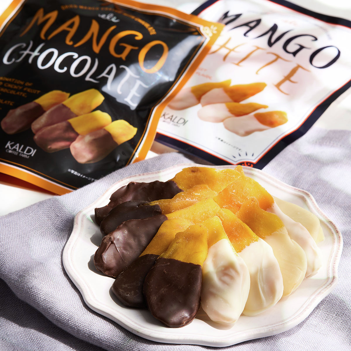 強い甘みと程よい酸味が特徴のフィリピン セブ島産ドライマンゴーに、ダークチョコレートとホワイトチョコレートを合わせました。濃厚なドライマンゴーと、歯ごたえのあるチョコレートのコントラストをお楽しみください♪ kaldi.co.jp/ec/Facet?input…