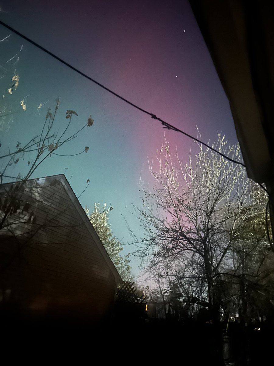 xSimples's tweet photo. Northern lights in chicago suburbs https://t.co/hEEarrQk8g