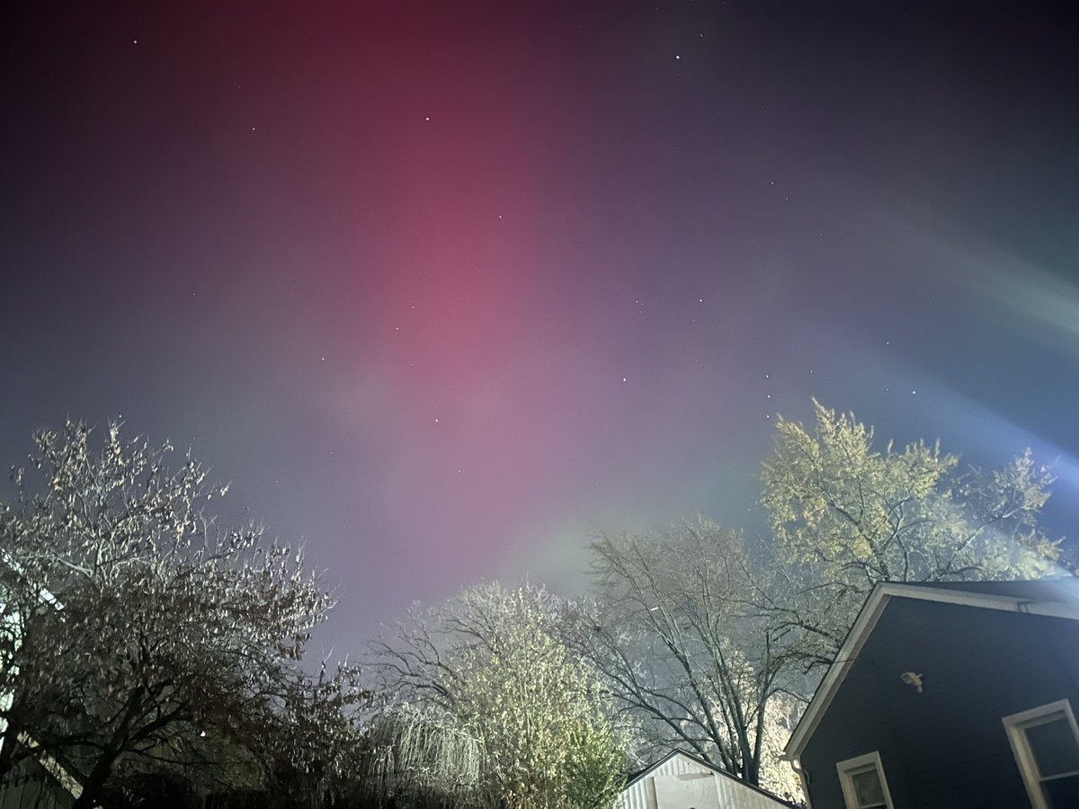 xSimples's tweet photo. Northern lights in chicago suburbs https://t.co/hEEarrQk8g