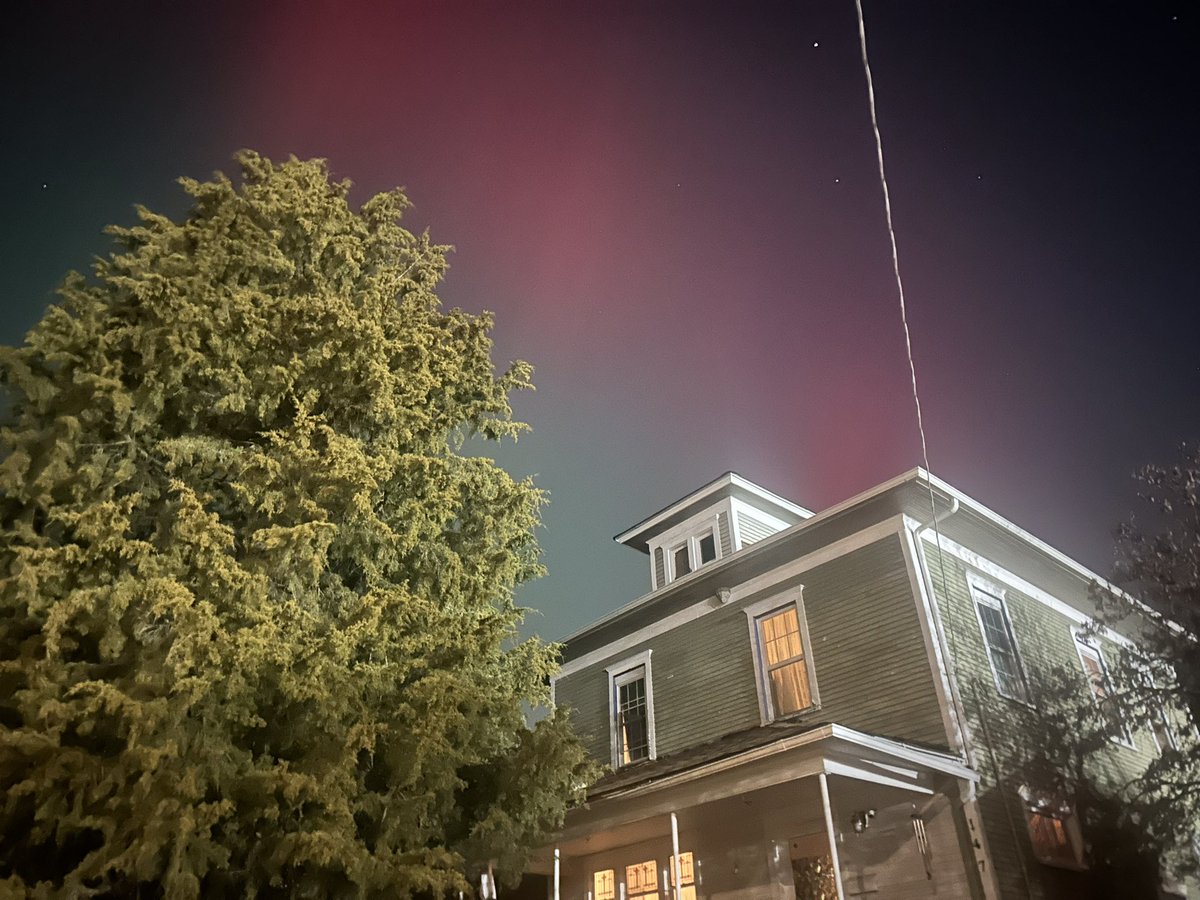 xSimples's tweet photo. Northern lights in chicago suburbs https://t.co/hEEarrQk8g