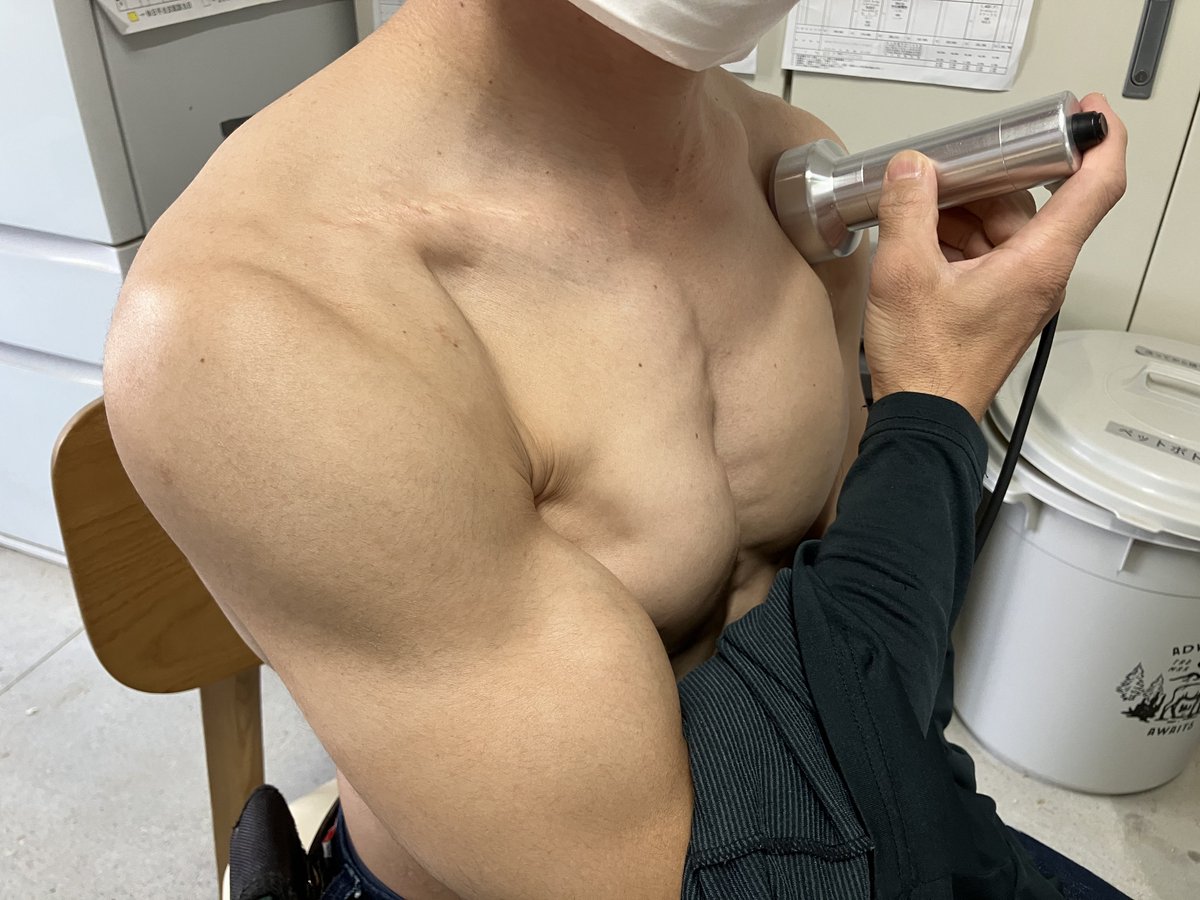 gendai_keiba's tweet image. ※刺激の強い画像です。
ご注意下さい。

「馬乗りにジム要らず」

引っ掛かる馬を調教で抑え込むと筋肉がパンパンに張るそう。１馬力が相手ですもんね。肉体美の方は多いです。
三角筋、上腕二頭筋を〝馬用〟療法装置で解していました。
馬用イコール、人用の改良版です。
#調教助手 #トレセン