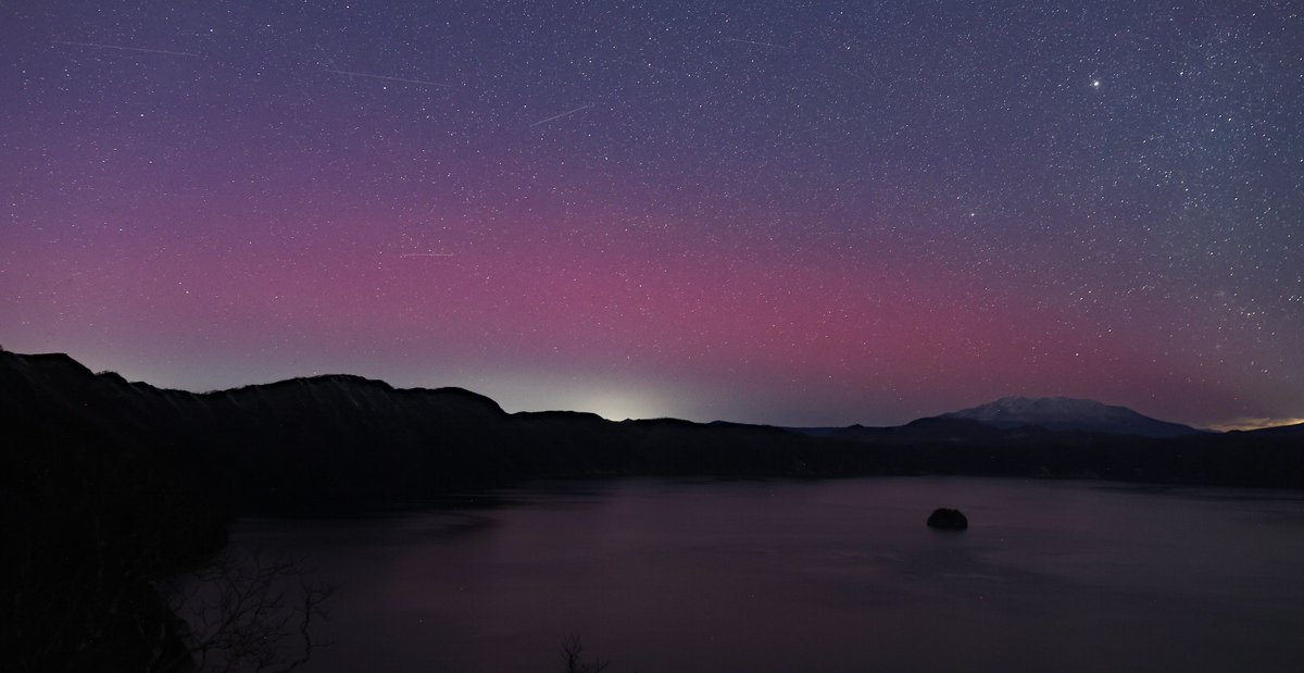 北海道弟子屈町の摩周湖では、日が沈み、空が暗くなるにつれてオーロラがハッキリ見えてきました。
シチズンサイエンスのため速報的に投稿します。
2025.11.12.17:20
#オーロラシチズン　#低緯度オーロラ　#オーロラ