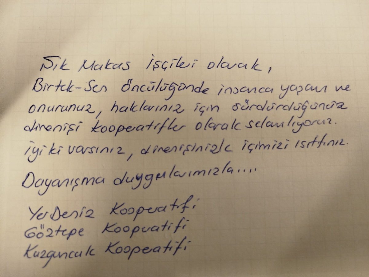 birlesiktekstil's tweet image. Koperatiflerden, Şık Makas işçileriyle dayanışma 

Daha önce Antep’teki Şubat direnişlerinde de dayanışma çağrımıza yanıt veren Yerdeniz, Göztepe, Devrek Güneşi ve Kuzguncuk kooperatifleri ile Zonguldak Arıcılar Birliği,
bugün de Şık Makas işçileri için dayanışma kolileri…