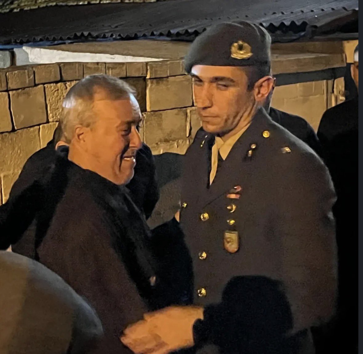 Şehit Astsubay İlker Aykut'un babası Ünal Aykut, şehadet haberini veren askere sarılarak ağlayıp "Zaten siz de benim oğlumsunuz" dedi.
#şehidinvartürkiye