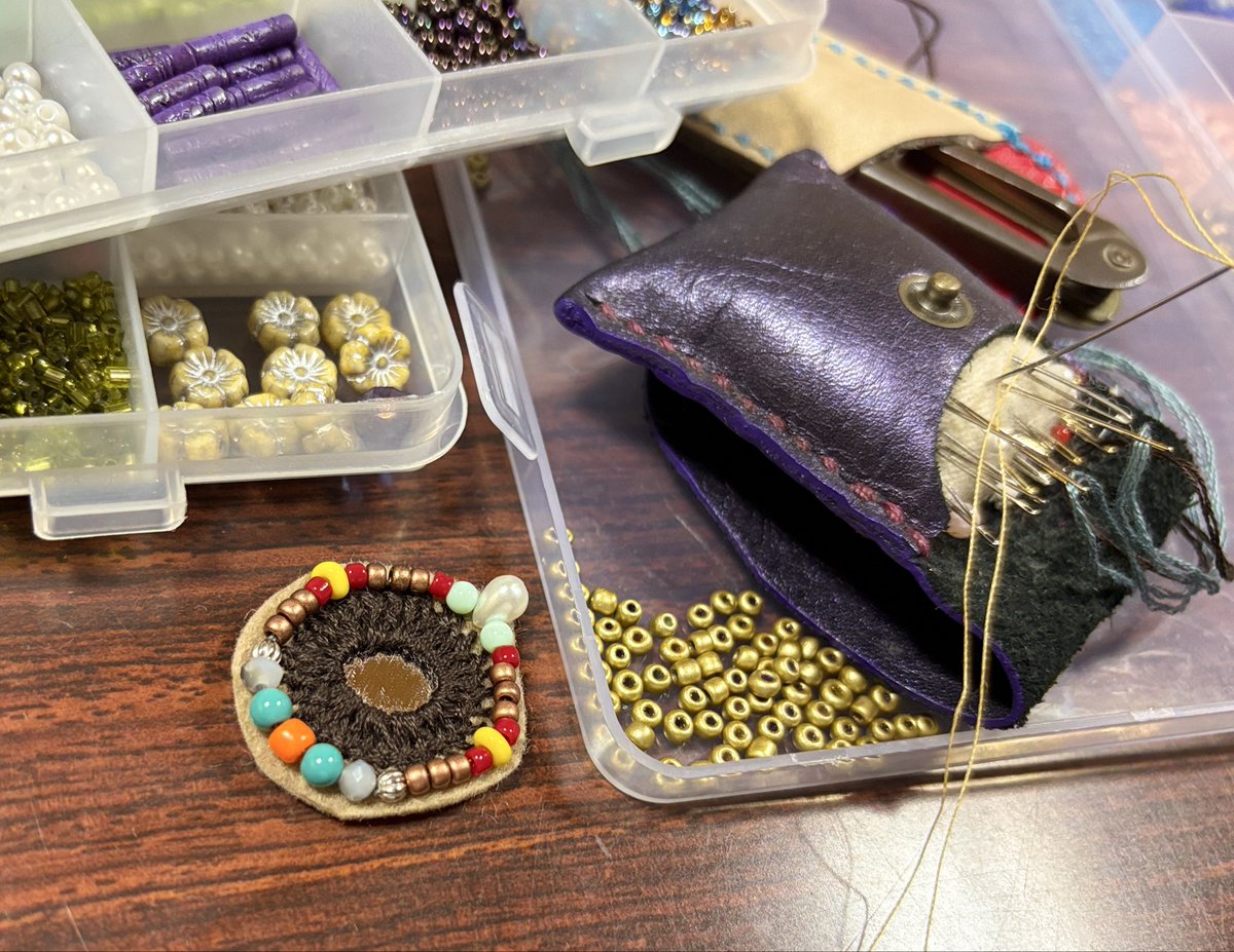 次の衣装に、なんとかビーズの要素を入れたくて、モチーフを縫ってるところ。
2個ずつ作る。