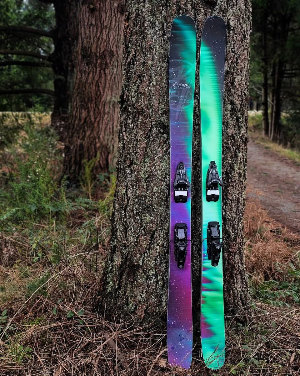 KindredSnow's tweet image. Custom aurora borealis skis! It's cloudy here... so we're dreaming 😃
