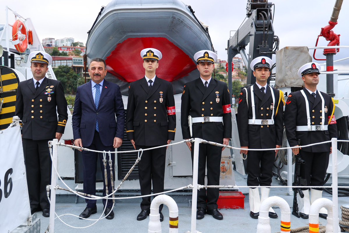 Vali Osman Hacıbektaşoğlu, Sahil Güvenlik Komutanlığına bağlı TCSG 86 botunu ziyaret ederek yürütülen çalışmalar hakkında bilgi aldı.

<a href="/osman_hcbktsogl/">Osman HACIBEKTAŞOĞLU</a> 
#TCSG86 

📍TCSG 86