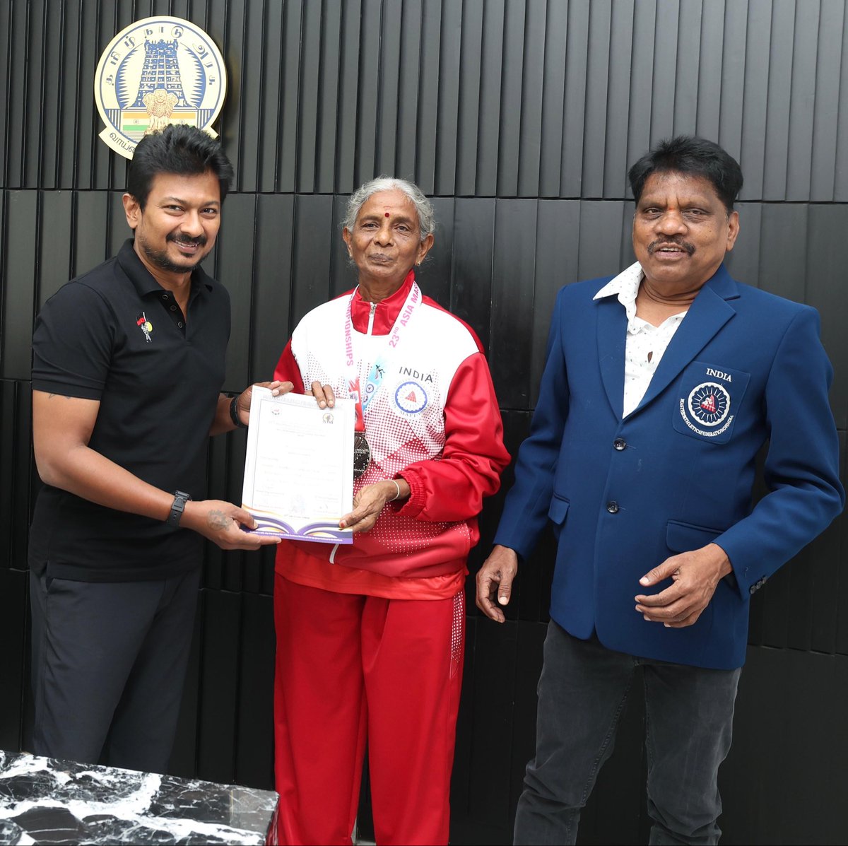 Udhaystalin's tweet image. சென்னையில் நடைபெற்ற 23rd Asia Masters Athletic Chanpionship 2025-இல் வெற்றி பெற்ற Masters தடகள வீரர்களை இன்றைய தினம் நேரில் வாழ்த்தினோம். பல்வேறு பிரிவுகளில் பதக்கங்களை குவித்து விளையாட்டில் சாதிக்க வயது ஒரு தடையில்லை என்று நிரூபித்துள்ள அவர்களின் சாதனைப் பயணம் தொடரட்டும்!…