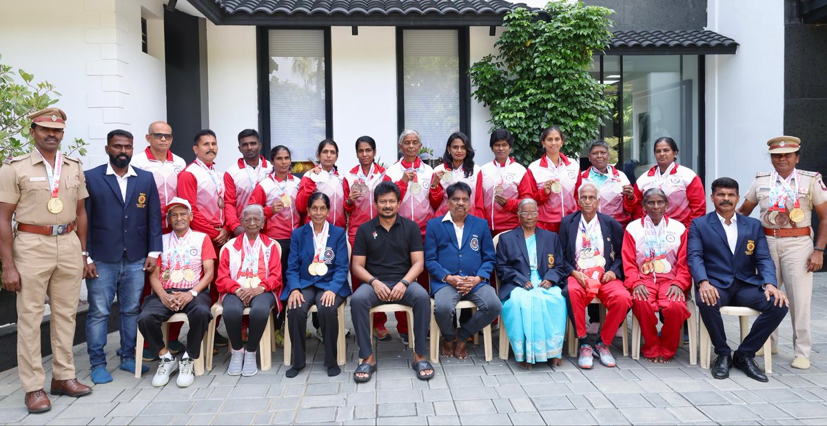 Udhaystalin's tweet image. சென்னையில் நடைபெற்ற 23rd Asia Masters Athletic Chanpionship 2025-இல் வெற்றி பெற்ற Masters தடகள வீரர்களை இன்றைய தினம் நேரில் வாழ்த்தினோம். பல்வேறு பிரிவுகளில் பதக்கங்களை குவித்து விளையாட்டில் சாதிக்க வயது ஒரு தடையில்லை என்று நிரூபித்துள்ள அவர்களின் சாதனைப் பயணம் தொடரட்டும்!…