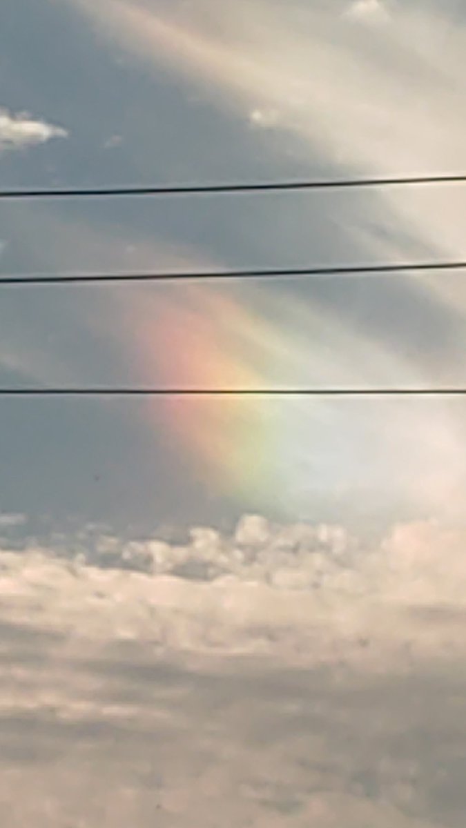 【速報！】
彩雲(電線入り)発見！😆⛅️🌈

✳️彩雲を見ると「幸運が訪れる」と言われていますので、皆様にも幸運のお裾分け🤗どうしても電線が避けられず、申し訳ない🙇‍♀️まあ、見ようによっては五線譜ならぬ、三線譜のように見えなくもないような・・・😁