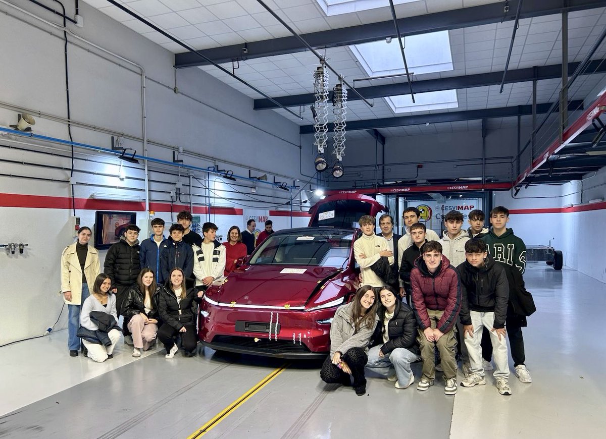 ElDioce's tweet image. Los alumnos de 1°de Bachillerato ayer vivieron una experiencia única, pudiendo comprobar cómo se realiza un crash-test y analizar de primera mano las medidas de seguridad para automóviles más innovadoras del mercado. 

¡Gracias a @CESVIMAP por hacerlo posible!