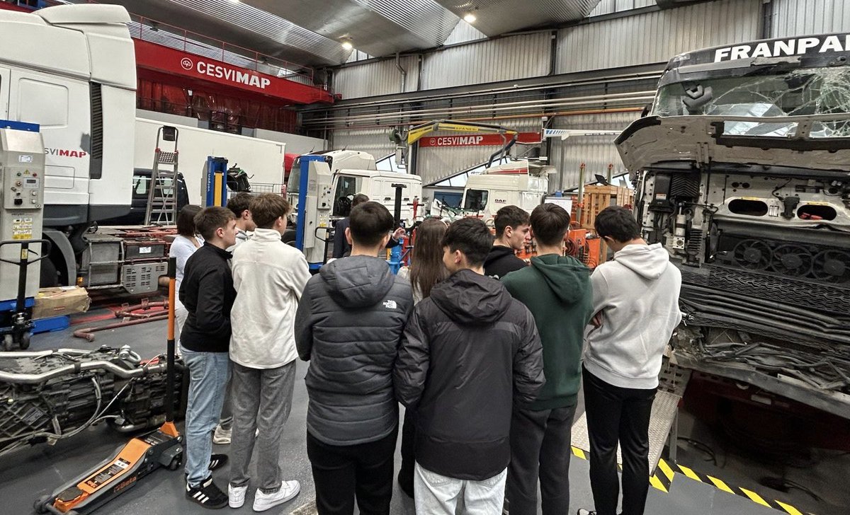 ElDioce's tweet image. Los alumnos de 1°de Bachillerato ayer vivieron una experiencia única, pudiendo comprobar cómo se realiza un crash-test y analizar de primera mano las medidas de seguridad para automóviles más innovadoras del mercado. 

¡Gracias a @CESVIMAP por hacerlo posible!
