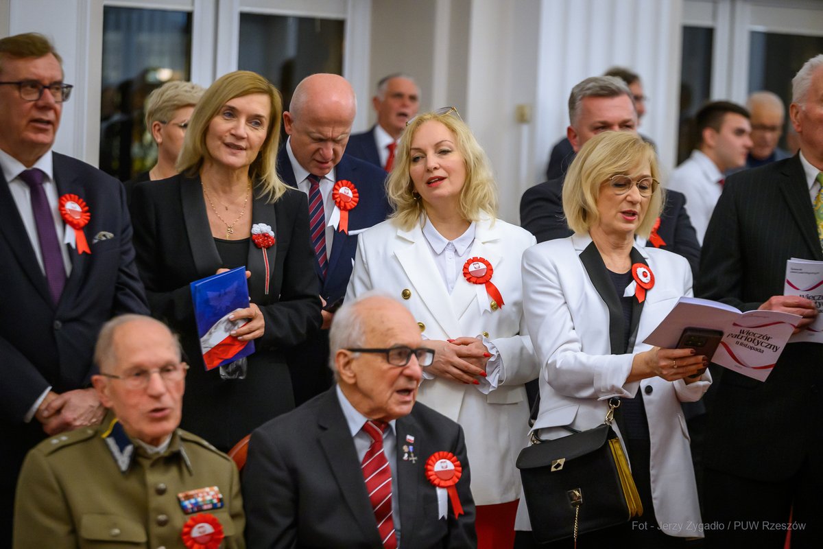 puwrzeszow's tweet photo. 🤍❤️ W Sali Kolumnowej im. Ojców Niepodległości w #PUW uczczono 107. rocznicę odzyskania przez Polskę niepodległości.
🎶 Występy uczniów ZSM nr 2 w Rzeszowie, poezja i wspólne śpiewanie pieśni patriotycznych przypomniały, jak ważne są wolność i miłość do Ojczyzny. 👥 https://t.co/A0NXquIz0W