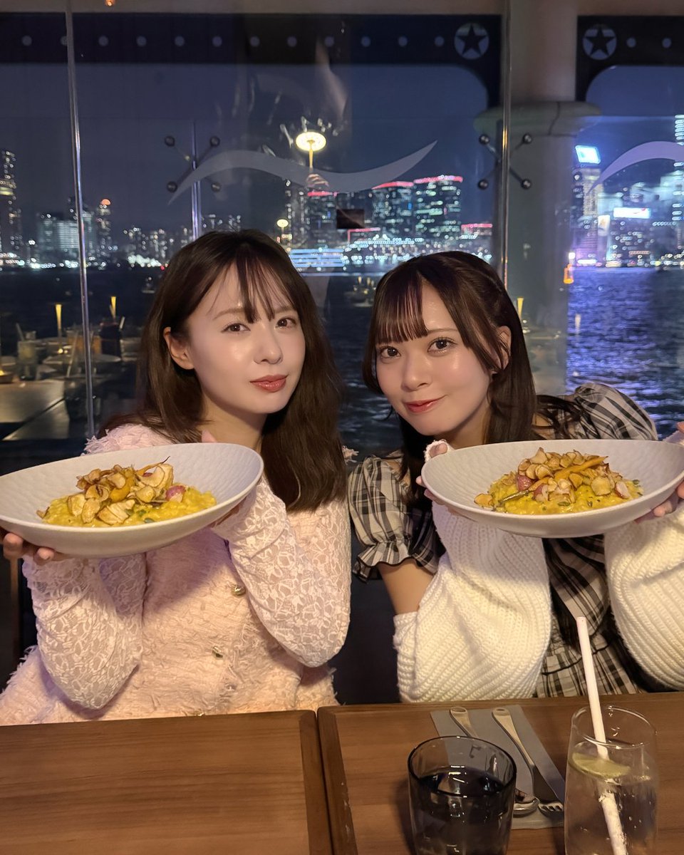 ⋱ 山田姉妹 × 香港 ⋰​
 ✨ 山田菜々さん＆寿々さんが香港に上陸！✨​
​
香港滞在中のオフショットをたっぷり公開📸​
「香港ワイン＆ダイン・フェスティバル」では、美食と会場のお祭りのような雰囲気を満喫🍷🍽️