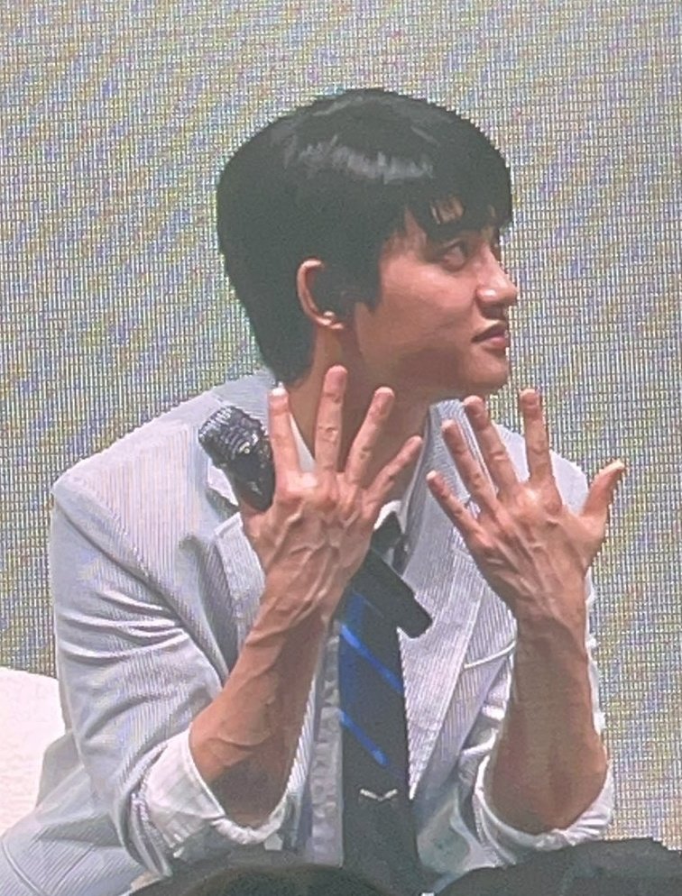 quietlyawayyyyy's tweet photo. HAND                   HANDSOME https://t.co/LDAE2IvJbU