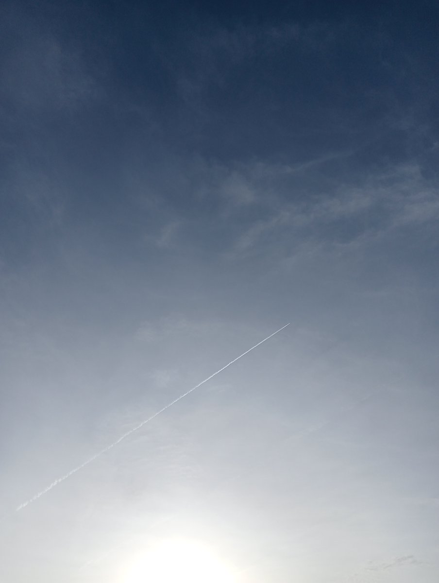 Lavante21575499's tweet image. The Netherlands, November 12th, 8am. Another disgusting start of the day.  Are people ever going to look up and see what is being done to our skies? I&apos;m so done with this! #geoengineering #bioterrorism #HAARP #NEXRAD #DOPPLER