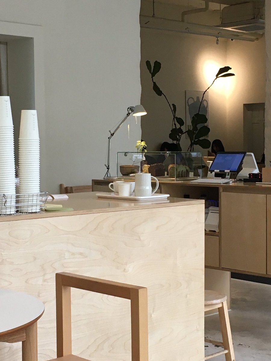 fromxummer's tweet image. 말차 파운드케이크 먹으러 왔는데 꾸덕하고 맛나다