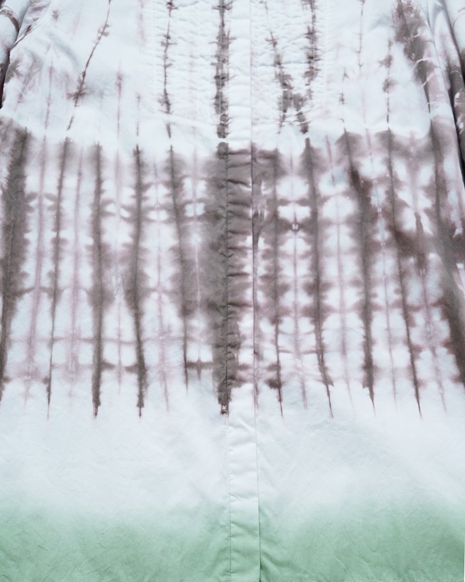 Uchida Dyed Dress Series✨
絞り染め+グラデーション/shibori+gradation
　
夏の緑葉に満ちていた景色から、秋気を感じる栗皮色へ
季節の移ろいを淡色の絞り染めとグラデーションで表現。