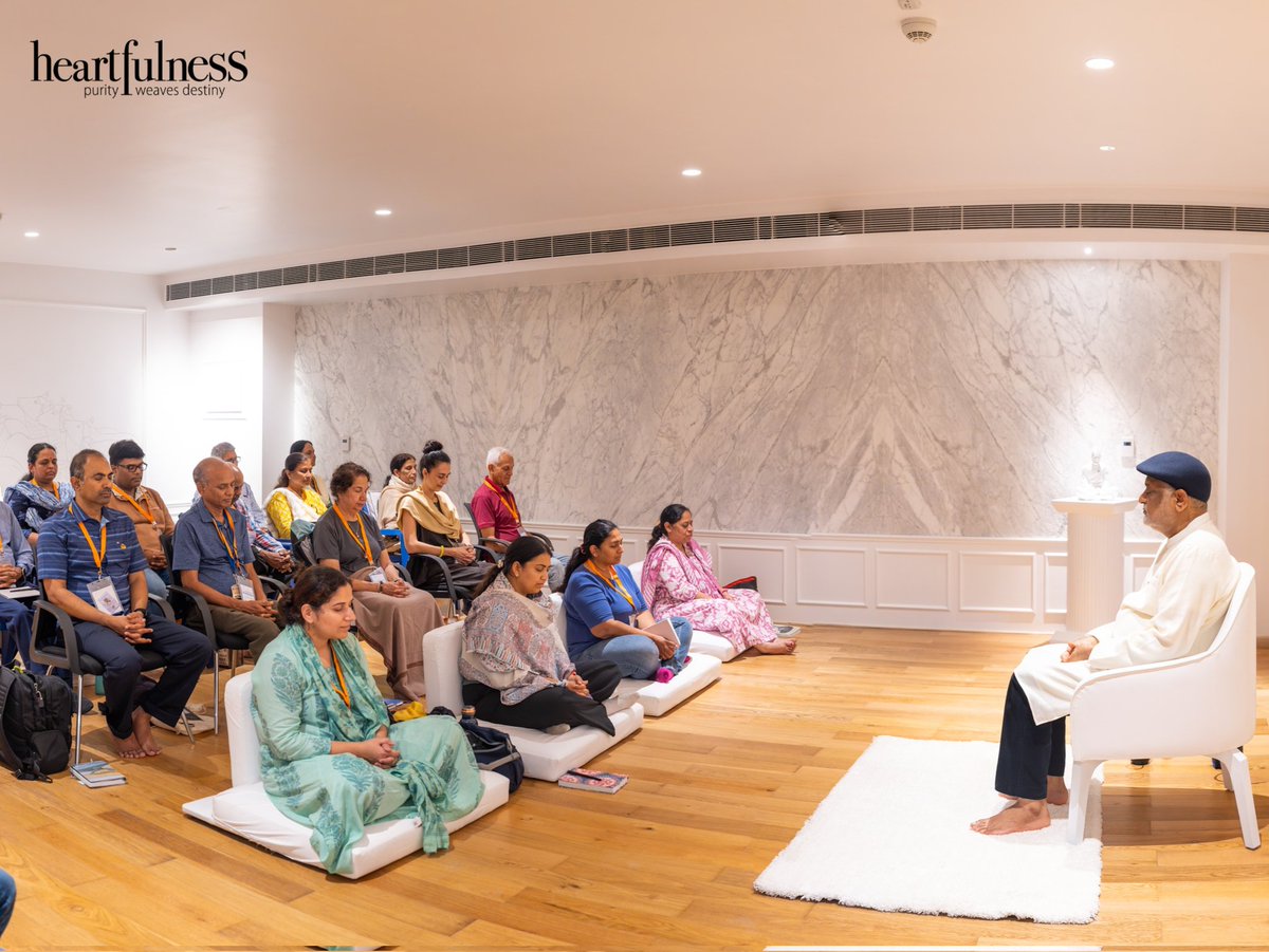 kamleshdaaji's tweet image. The first step in meditation is to become aware of the mind’s outward pull, and then gather your attention inward toward your Centre. This is known in yoga as Pratyahara, and mindfulness is part of this step. The second step is to attune the mind so that it flows with the inward…